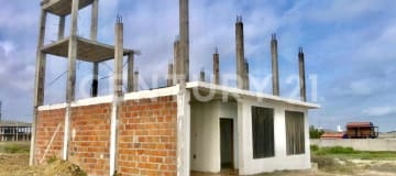 Terreno con casa en obra gris, vista al mar en Playas