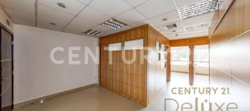 Oficina 70m² en Parque Colón: 4 espacios, parqueo y $750 + IVA