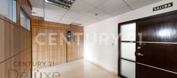 Oficina 70m² en Parque Colón: 4 espacios, parqueo y $750 + IVA
