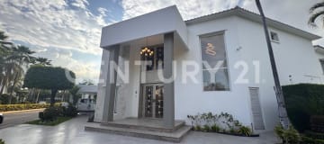 Casa esquinera 490m² en Samborondón con cine y piscina