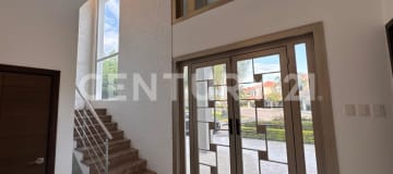 Casa esquinera 490m² en Samborondón con cine y piscina