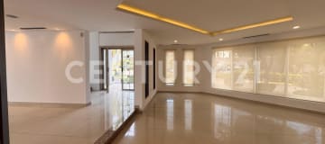 Casa esquinera 490m² en Samborondón con cine y piscina