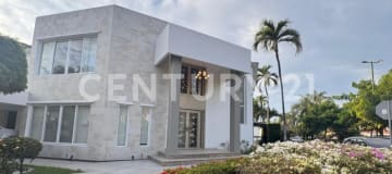 Casa esquinera 490m² en Samborondón con cine y piscina