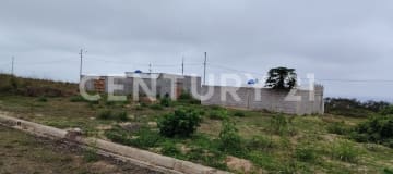 Terreno en Montecristi con vista al mar, urbanización con piscina