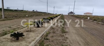 Terreno en Montecristi con vista al mar, urbanización con piscina