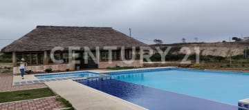 Terreno en Montecristi con vista al mar, urbanización con piscina