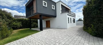 Casa en Venta independiente por estrenar en Puembo, dentro de urbanización privada