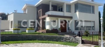 Casa independiente 413m², 4 hab, patio BBQ, 4 parqueaderos