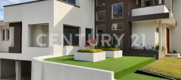 Casa independiente 413m², 4 hab, patio BBQ, 4 parqueaderos