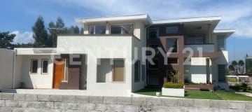 Casa independiente 413m², 4 hab, patio BBQ, 4 parqueaderos