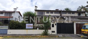 Casa con terreno de 580m² en urbanización con seguridad 24h