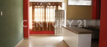 Propiedad con 3 departamentos y local comercial en centro sur