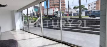 Local comercial en La Coruña, Quito - 294m² + 6 parqueaderos