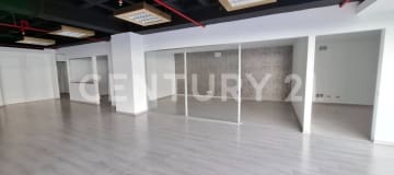 Local comercial en La Coruña, Quito - 294m² + 6 parqueaderos