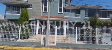 Casa rentera en venta, 2 deptos, 4 parqueaderos, jacuzzi