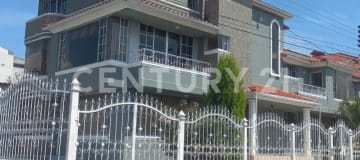 Casa rentera en venta, 2 deptos, 4 parqueaderos, jacuzzi