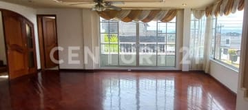 Casa rentera en venta, 2 deptos, 4 parqueaderos, jacuzzi