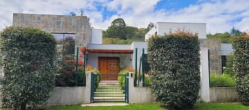 XG_VENTA TERRENO EN GUAYLLABAMBA 2.500 m² con Producción de Aguacates, esquinero.