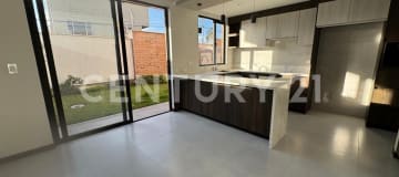 Casa nueva en Puembo con jardín y áreas verdes