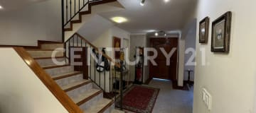 Casa de 3 pisos en Cumbayá, 326m², conjunto cerrado y piscina