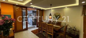 Casa de 3 pisos en Cumbayá, 326m², conjunto cerrado y piscina