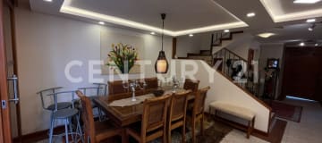 Casa de 3 pisos en Cumbayá, 326m², conjunto cerrado y piscina