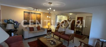 Casa de 3 pisos en Cumbayá, 326m², conjunto cerrado y piscina