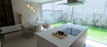 Venta Casa esquinera a estrenar - Valle de los Chillos, cerca al supermaxi de San Gabriel. SC