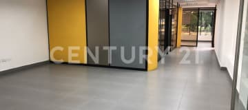 Oficina corporativa en edificio premium con seguridad 24/7