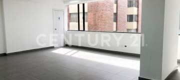 Oficina corporativa en edificio premium con seguridad 24/7
