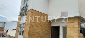 Casa de estreno frente a club social en Urb. Savali con áreas verdes