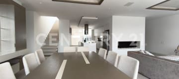 Depto. amoblado en Yoo Cumbayá: 270m² con jacuzzi y terraza