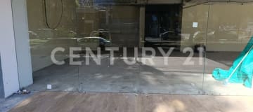 Local comercial 100m² con ventanales y 3 parqueaderos