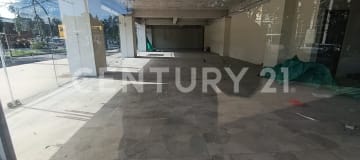 Local comercial 100m² con ventanales y 3 parqueaderos