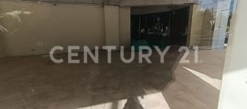Local comercial 100m² con ventanales y 3 parqueaderos