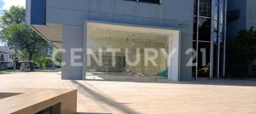 Local comercial 100m² con ventanales y 3 parqueaderos