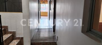 Casa de varios pisos con jacuzzi y suite independiente