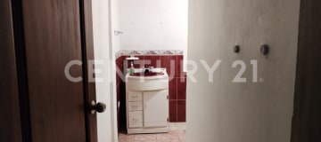 Casa de varios pisos con jacuzzi y suite independiente