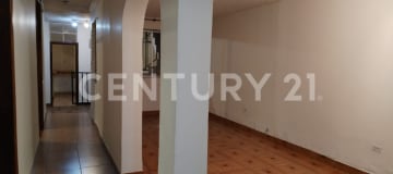 Casa de varios pisos con jacuzzi y suite independiente