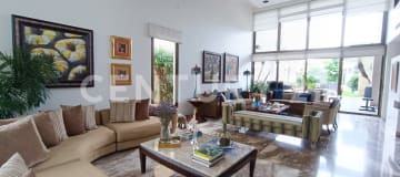 Casa majestuosa en Samborondón - 572 m2 con piscina y 5 dormitorios