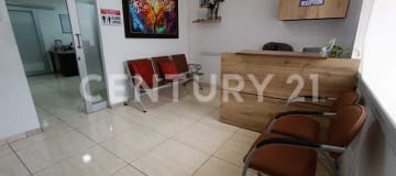 Propiedad con 12 oficinas, piscina y garaje en Urdesa. $300K