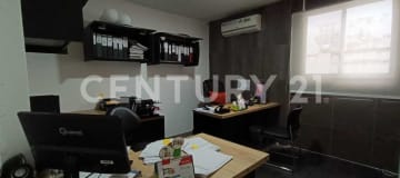 Propiedad con 12 oficinas, piscina y garaje en Urdesa. $300K