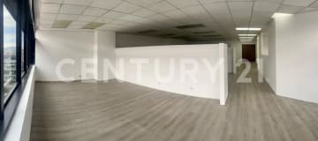Oficina 142m² en eje corporativo de Quito con 2 parqueaderos