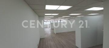 Oficina 142m² en eje corporativo de Quito con 2 parqueaderos