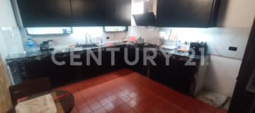 Casa rentera con 2 locales, dpto. y suite en Los Esteros