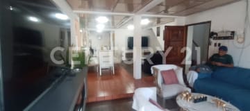 Casa rentera con 2 locales, dpto. y suite en Los Esteros