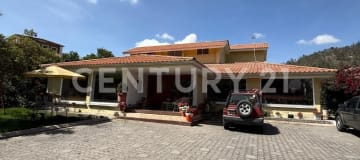 Casa exclusiva de 573m² con cancha, BBQ y 7 dormitorios