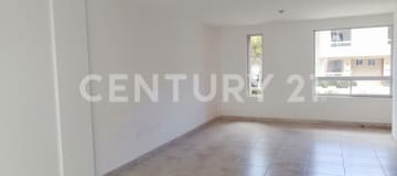 Casa estreno en Alcázar: 3 niveles, piscina y gimnasio