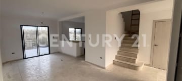Casa en venta con 3 dormitorios y piscina en urbanización con amenities