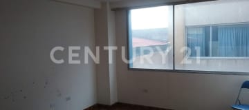 Oficina en Cotocollao: 2 ambientes y parqueadero cubierto